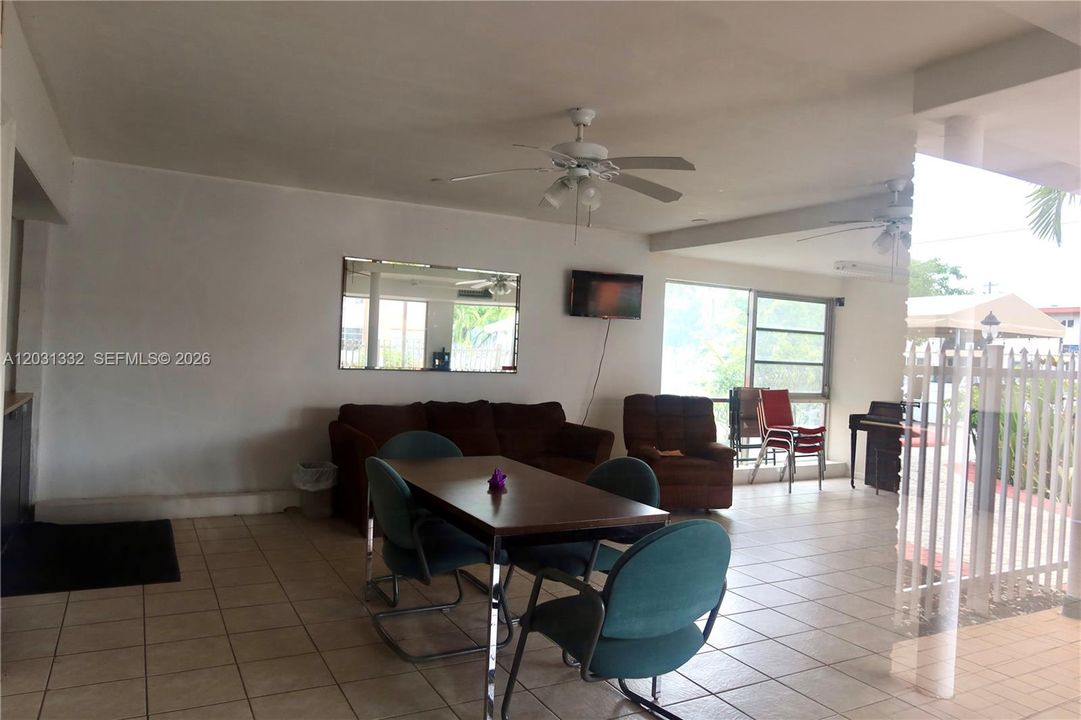 For Sale: $192,000 (1 beds, 1 baths, 595 Square Feet)