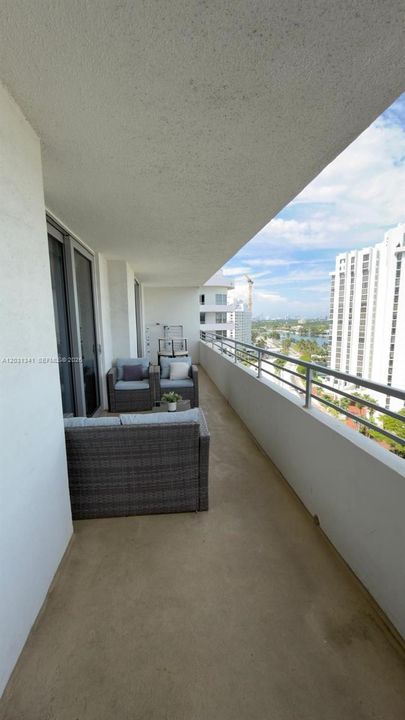В аренду: $3,800 (2 спален, 2 ванн, 1048 Квадратных фут)