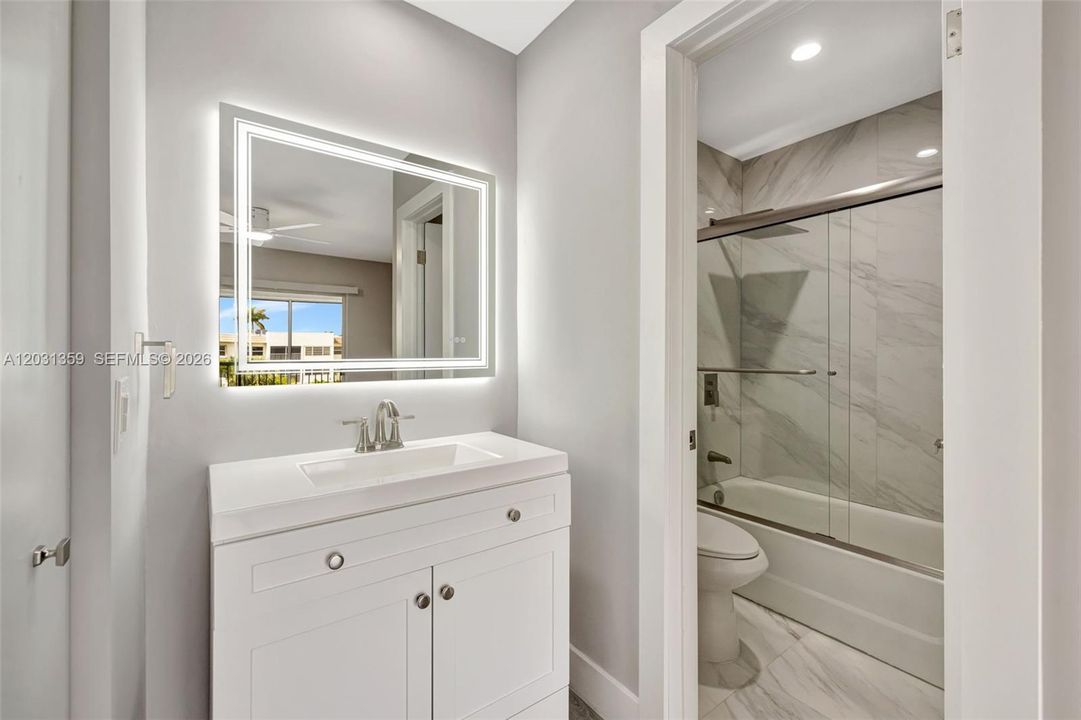 For Rent: $2,000 (2 beds, 2 baths, 970 Square Feet)