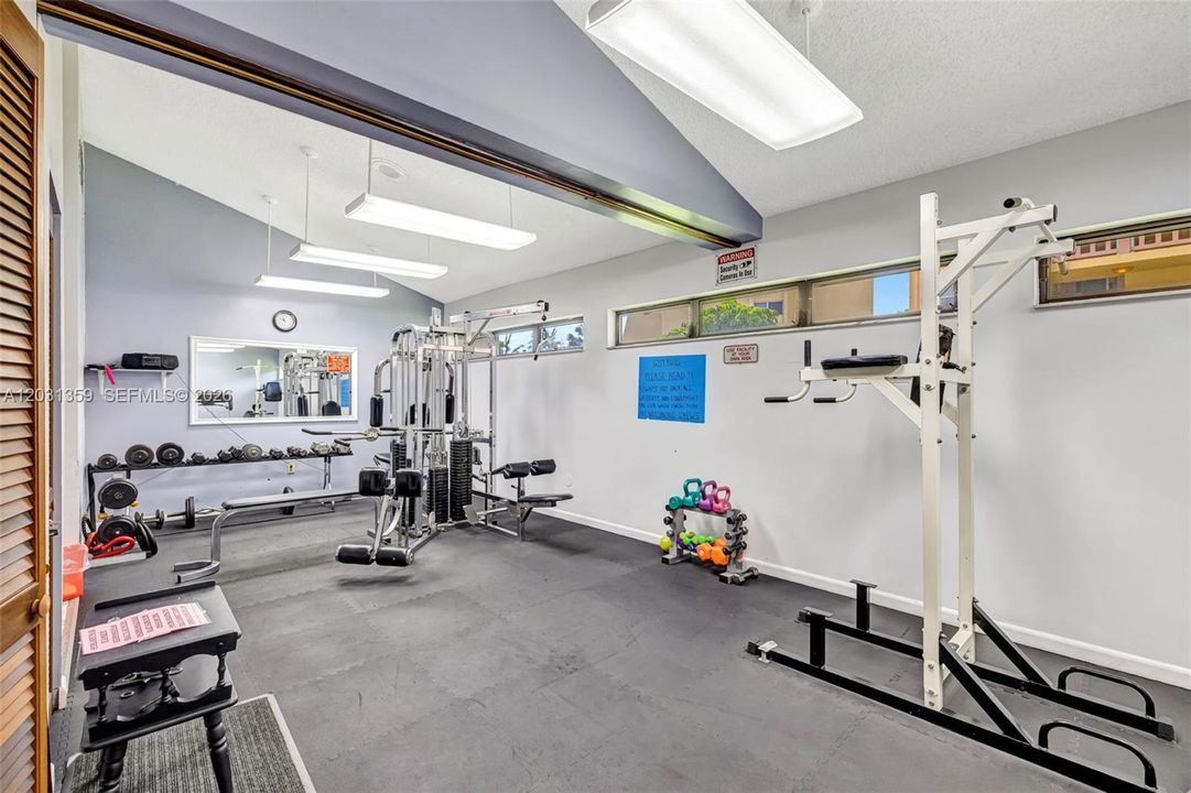 For Rent: $2,000 (2 beds, 2 baths, 970 Square Feet)