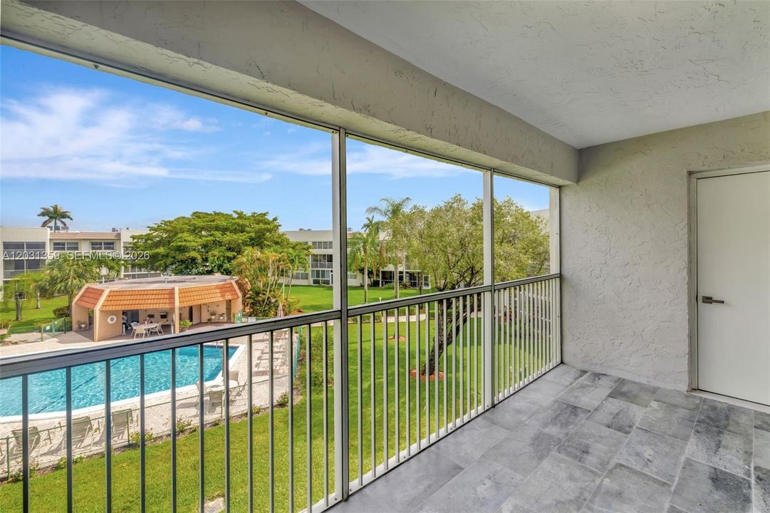 For Rent: $2,000 (2 beds, 2 baths, 970 Square Feet)