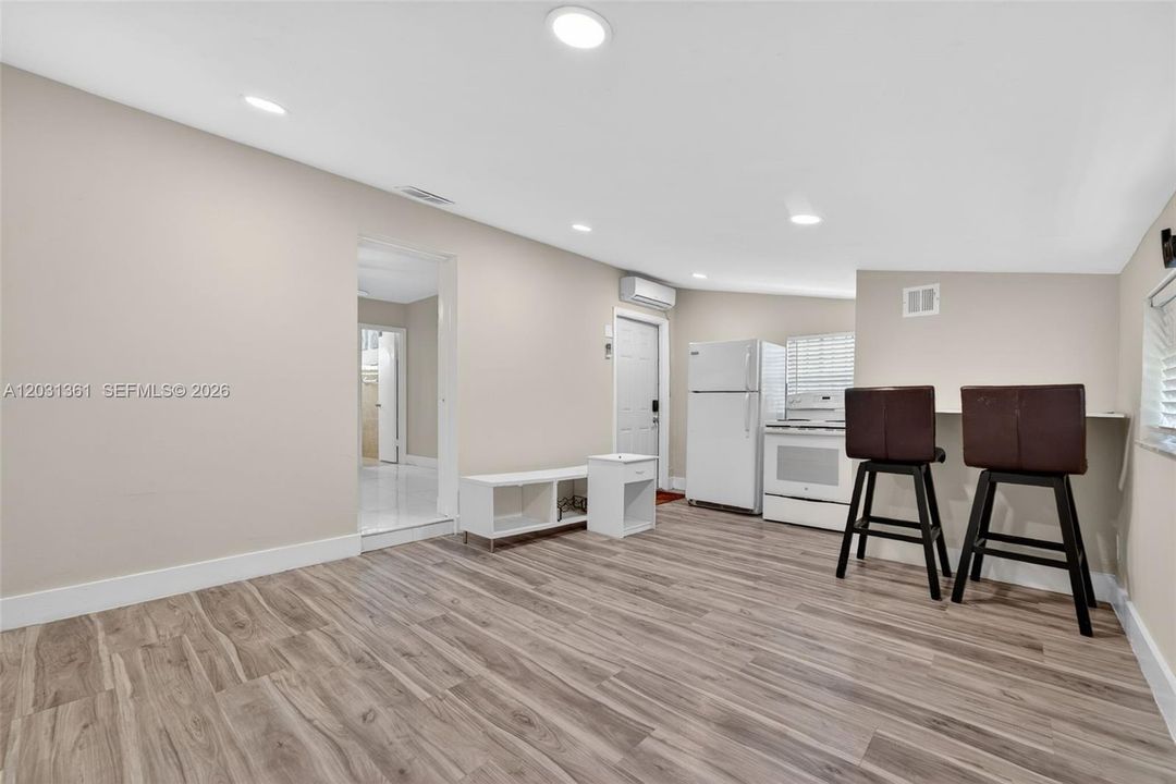 For Rent: $1,700 (1 beds, 1 baths, 700 Square Feet)