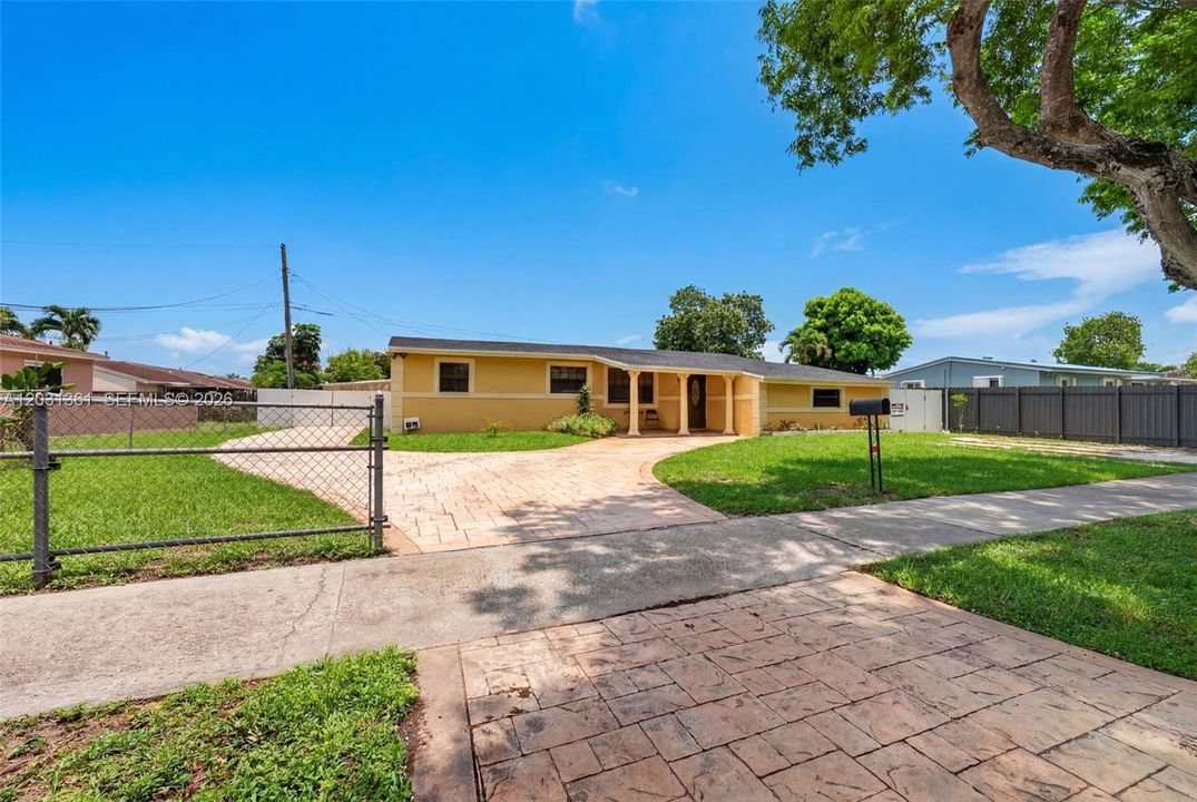 For Rent: $1,700 (1 beds, 1 baths, 700 Square Feet)