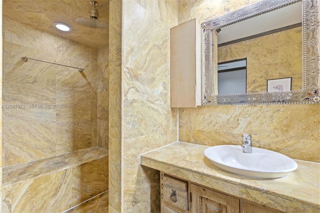 Под контрактом: $1,275,000 (3 спален, 2 ванн, 1697 Квадратных фут)