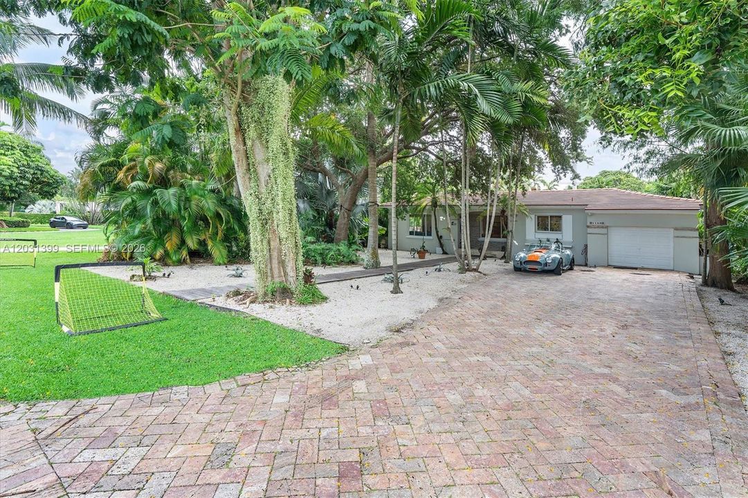 For Sale: $1,999,000 (3 beds, 3 baths, 2410 Square Feet)