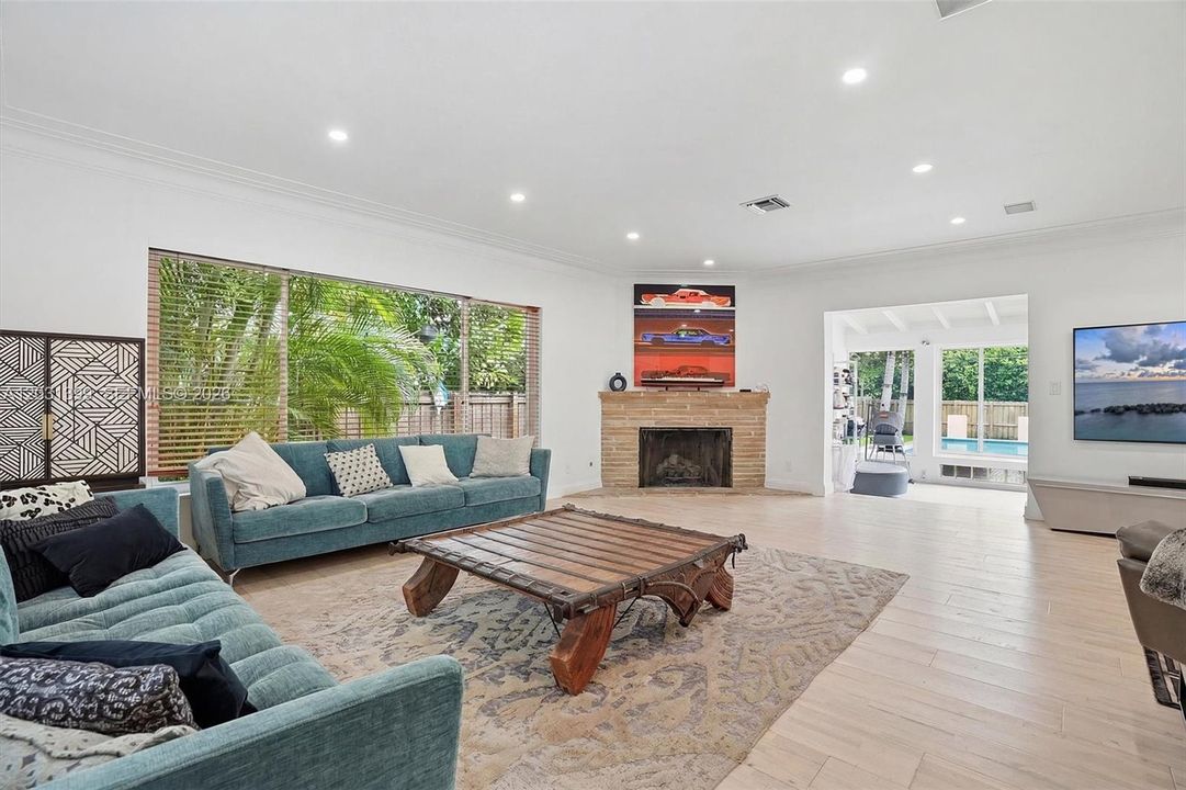 For Sale: $1,999,000 (3 beds, 3 baths, 2410 Square Feet)