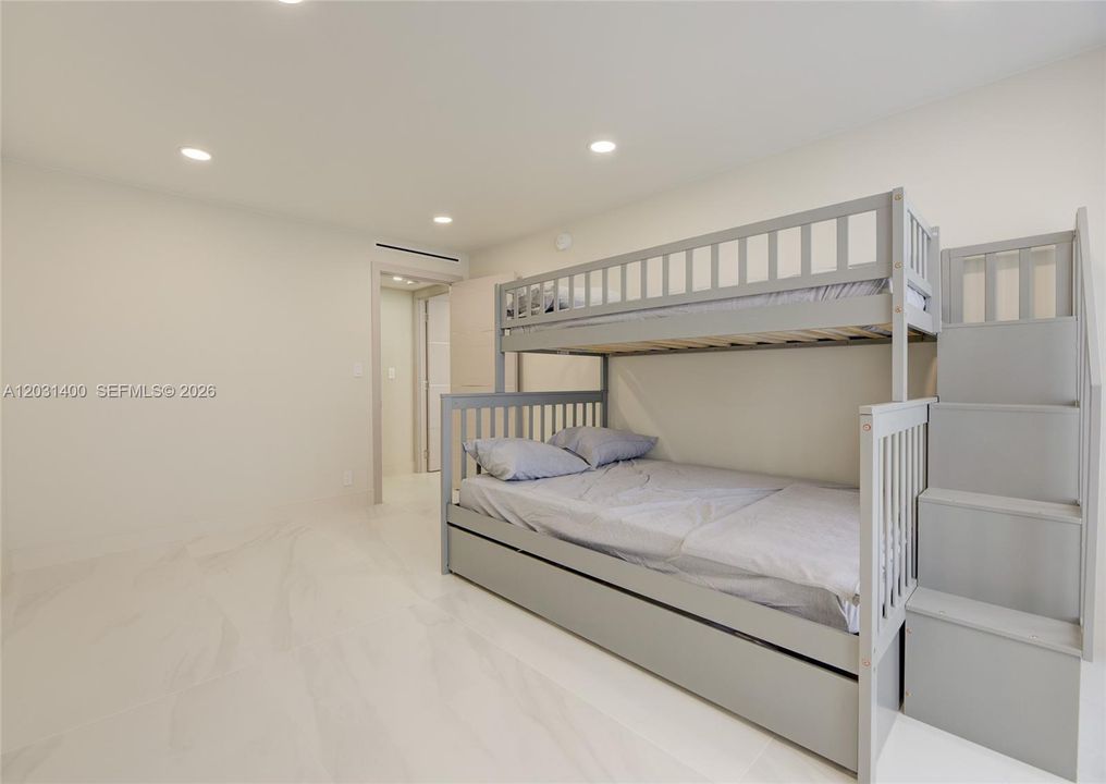 For Sale: $459,000 (2 beds, 2 baths, 1400 Square Feet)