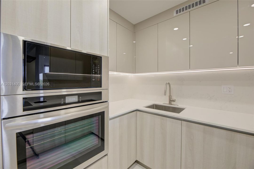 For Sale: $459,000 (2 beds, 2 baths, 1400 Square Feet)