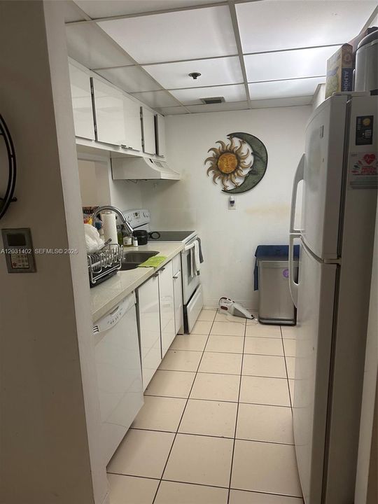 For Sale: $300,000 (2 beds, 2 baths, 1030 Square Feet)