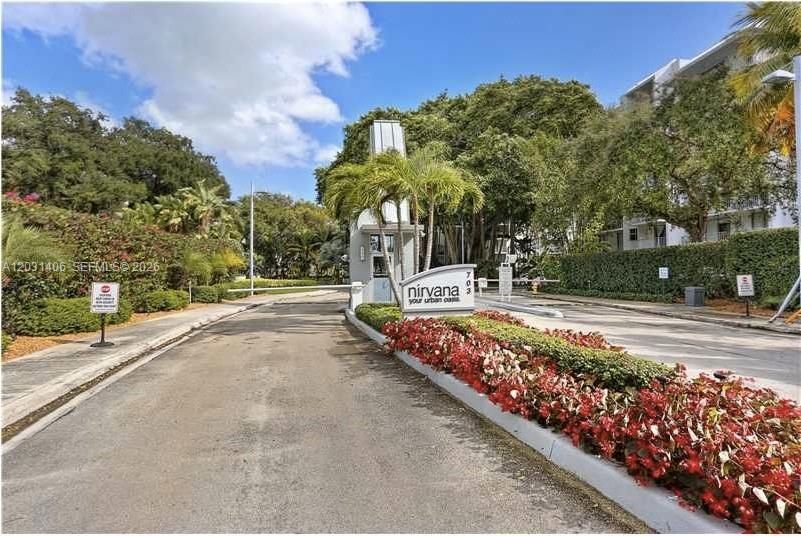 For Sale: $379,000 (2 beds, 1 baths, 926 Square Feet)