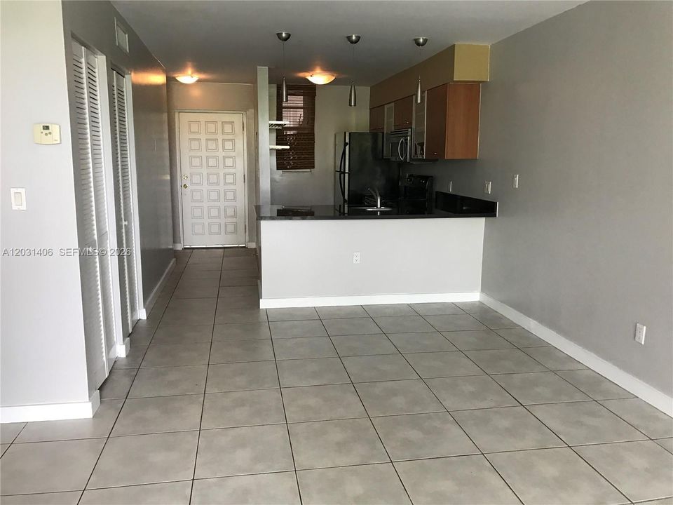 For Sale: $379,000 (2 beds, 1 baths, 926 Square Feet)