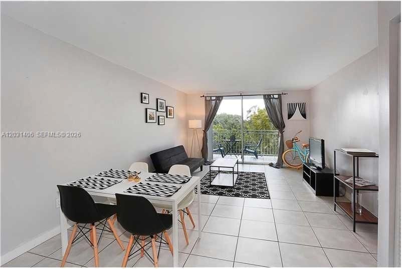 For Sale: $379,000 (2 beds, 1 baths, 926 Square Feet)
