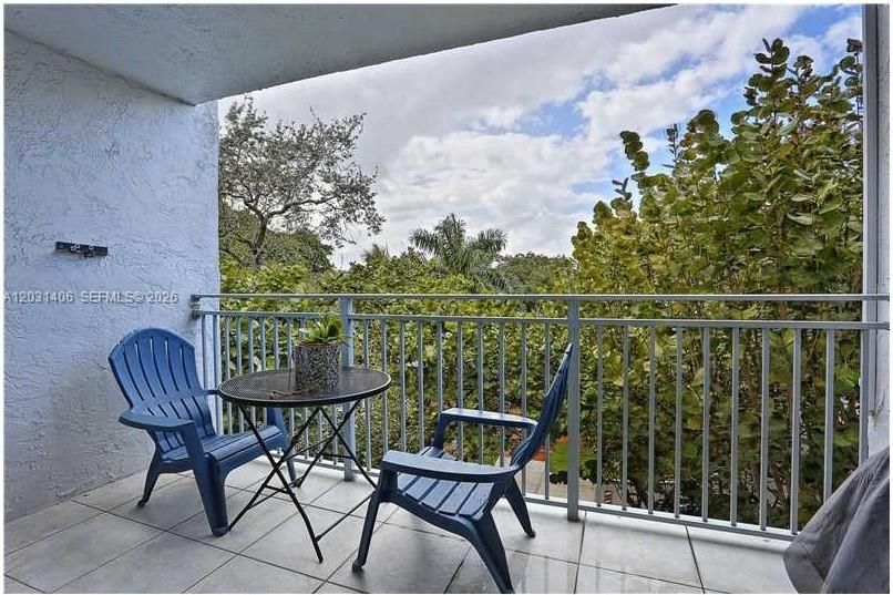 For Sale: $379,000 (2 beds, 1 baths, 926 Square Feet)