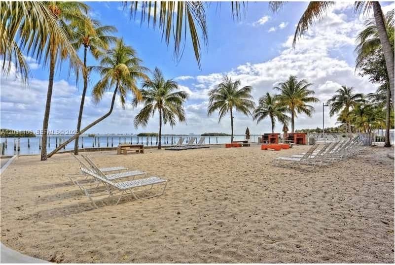For Sale: $379,000 (2 beds, 1 baths, 926 Square Feet)