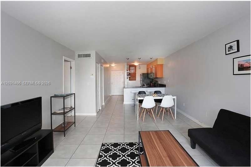 For Sale: $379,000 (2 beds, 1 baths, 926 Square Feet)