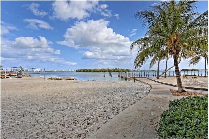 For Sale: $379,000 (2 beds, 1 baths, 926 Square Feet)