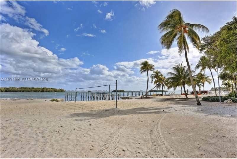 For Sale: $379,000 (2 beds, 1 baths, 926 Square Feet)