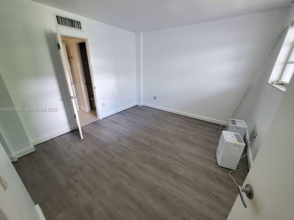 For Sale: $379,000 (2 beds, 1 baths, 926 Square Feet)