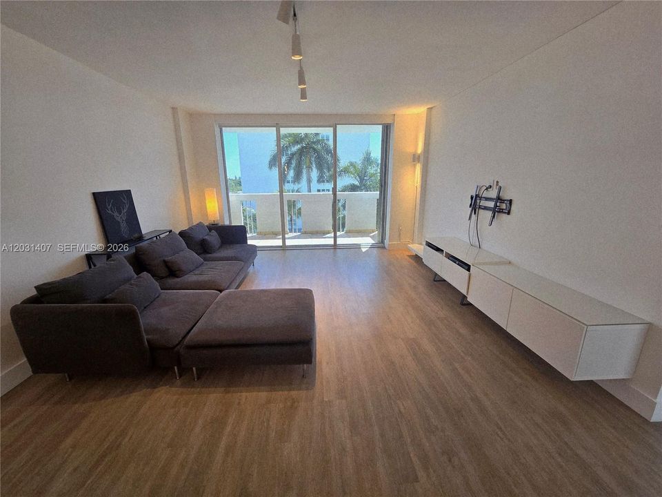 For Rent: $3,100 (1 beds, 1 baths, 850 Square Feet)