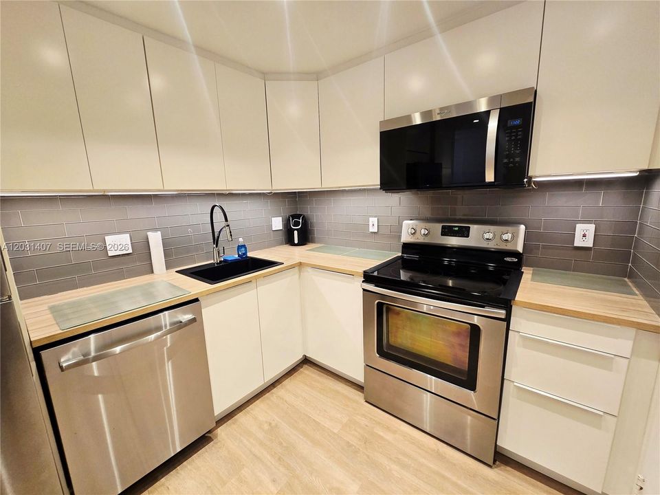 For Rent: $3,100 (1 beds, 1 baths, 850 Square Feet)