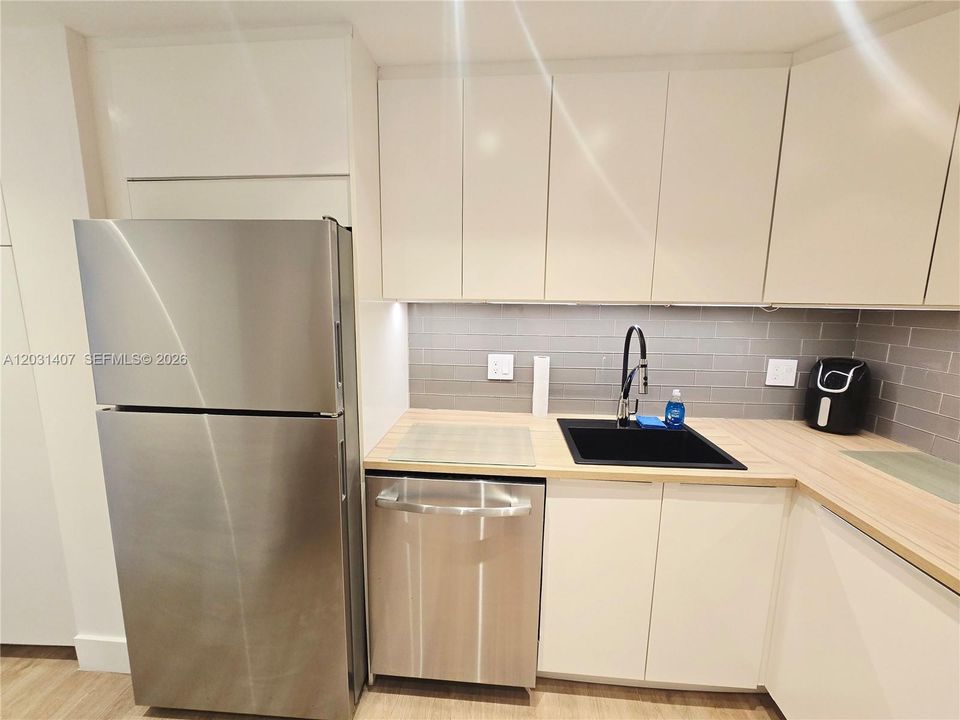 For Rent: $3,100 (1 beds, 1 baths, 850 Square Feet)