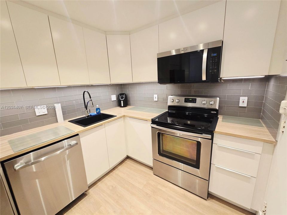 For Rent: $3,100 (1 beds, 1 baths, 850 Square Feet)