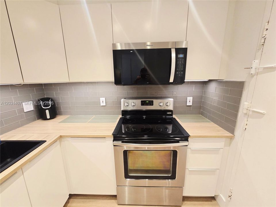For Rent: $3,100 (1 beds, 1 baths, 850 Square Feet)