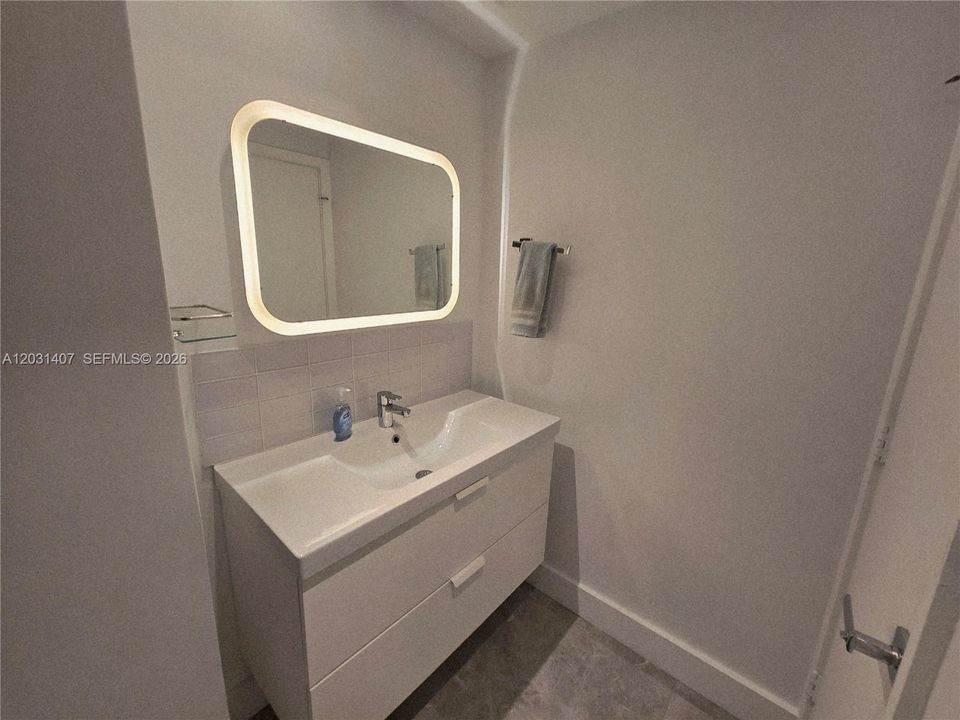 For Rent: $3,100 (1 beds, 1 baths, 850 Square Feet)