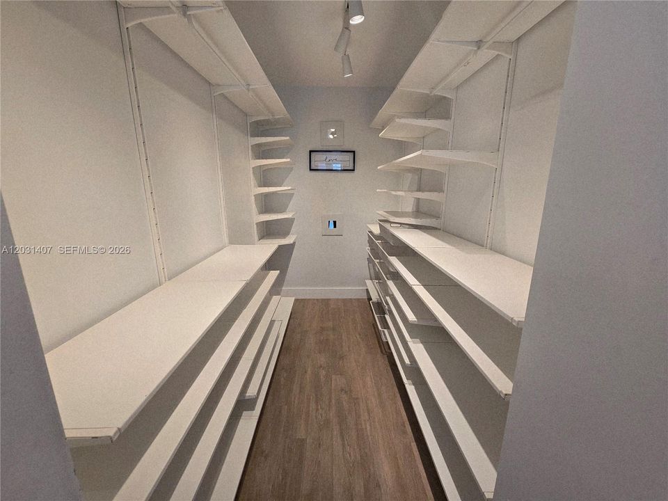 For Rent: $3,100 (1 beds, 1 baths, 850 Square Feet)