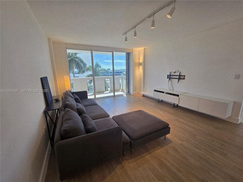 For Rent: $3,100 (1 beds, 1 baths, 850 Square Feet)