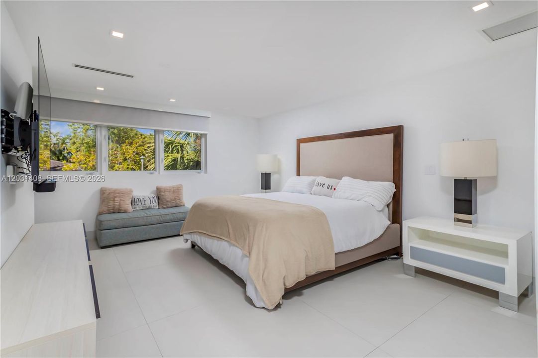 For Rent: $22,000 (4 beds, 5 baths, 3821 Square Feet)