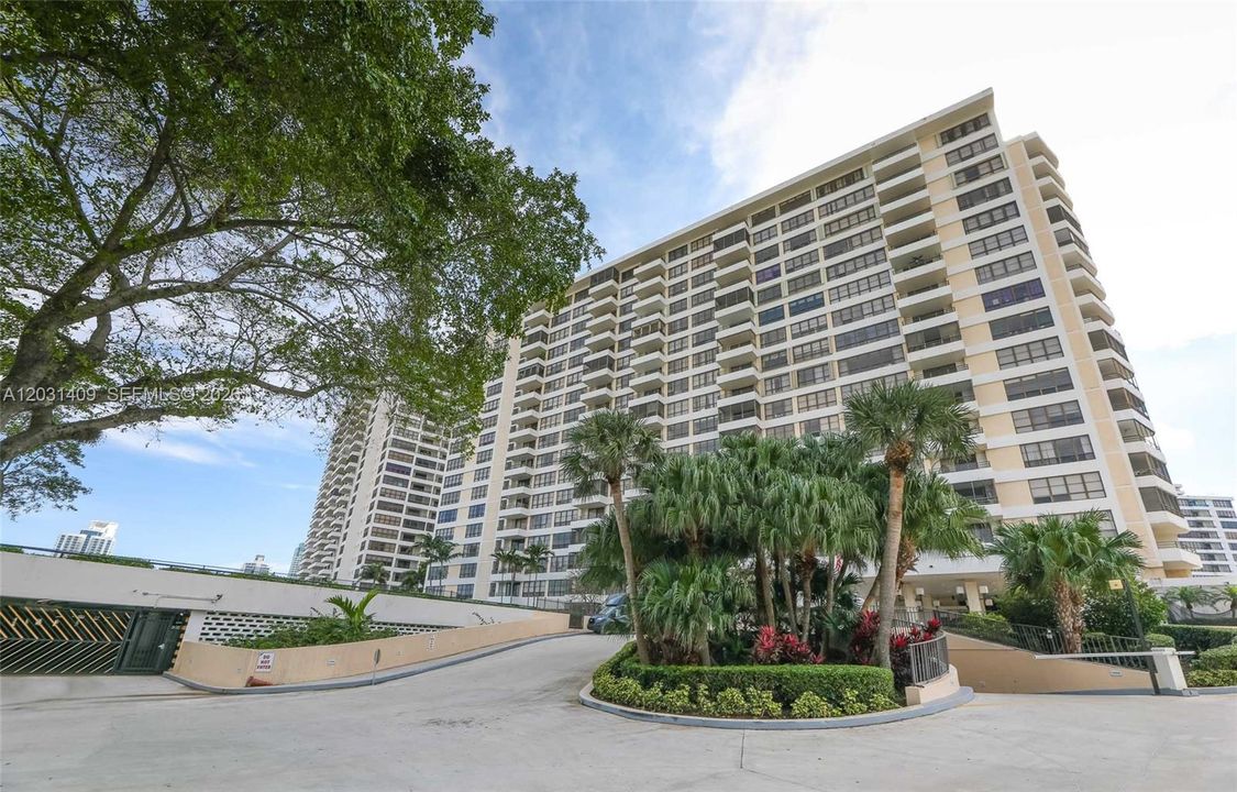 For Rent: $4,100 (2 beds, 2 baths, 1400 Square Feet)