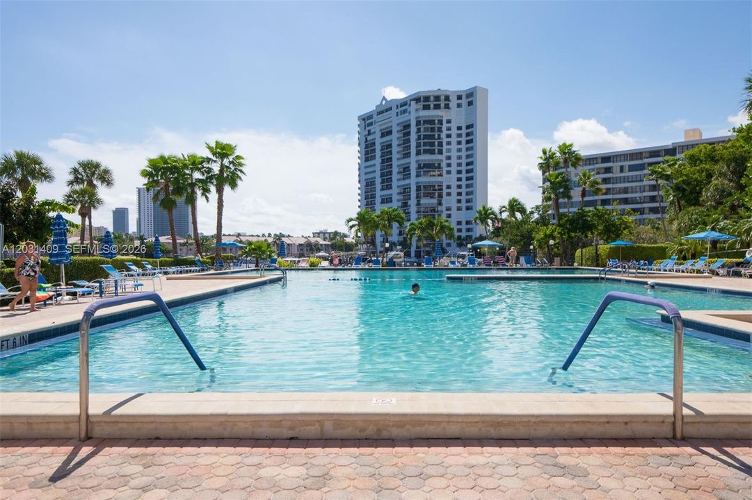 For Rent: $4,100 (2 beds, 2 baths, 1400 Square Feet)