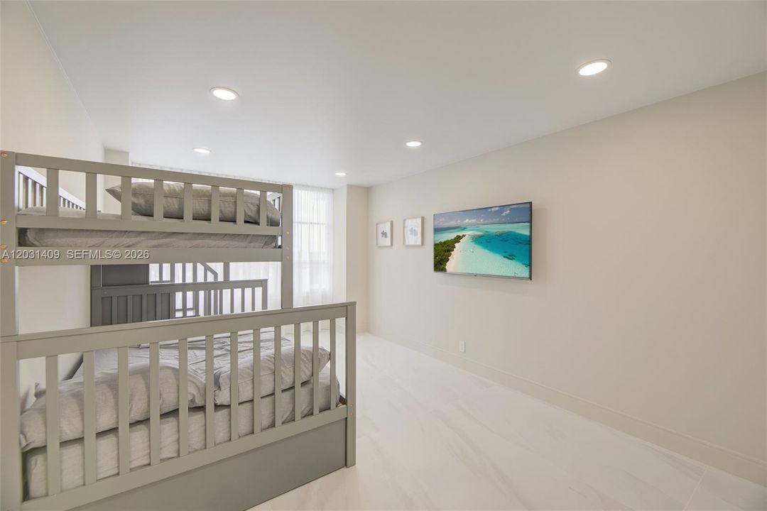 For Rent: $4,100 (2 beds, 2 baths, 1400 Square Feet)