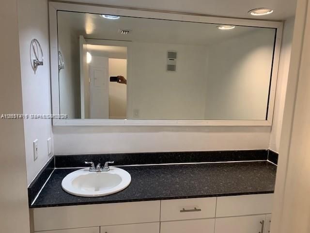 For Rent: $2,000 (2 beds, 1 baths, 930 Square Feet)