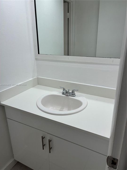 For Rent: $2,000 (2 beds, 1 baths, 930 Square Feet)