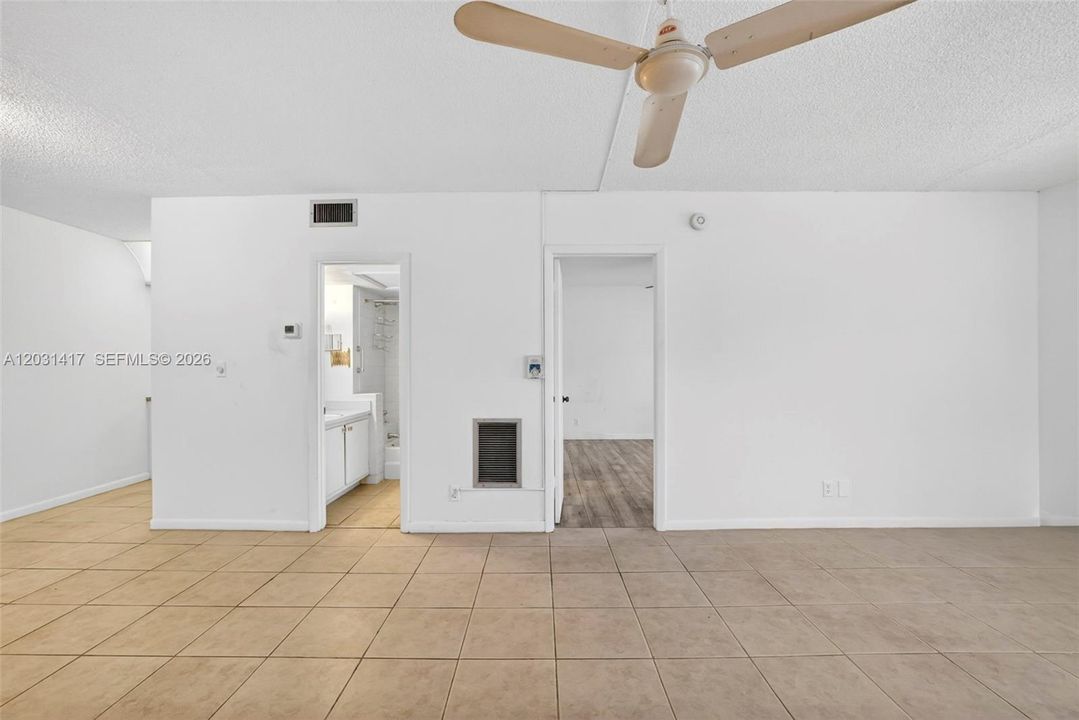 For Sale: $150,000 (1 beds, 1 baths, 709 Square Feet)
