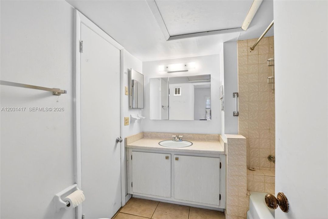 For Sale: $150,000 (1 beds, 1 baths, 709 Square Feet)