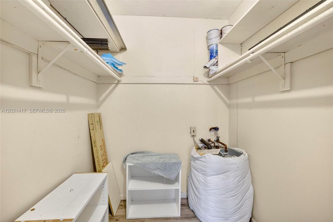 For Sale: $150,000 (1 beds, 1 baths, 709 Square Feet)