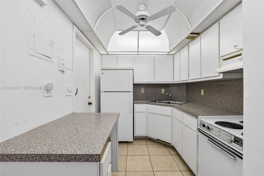 For Sale: $150,000 (1 beds, 1 baths, 709 Square Feet)