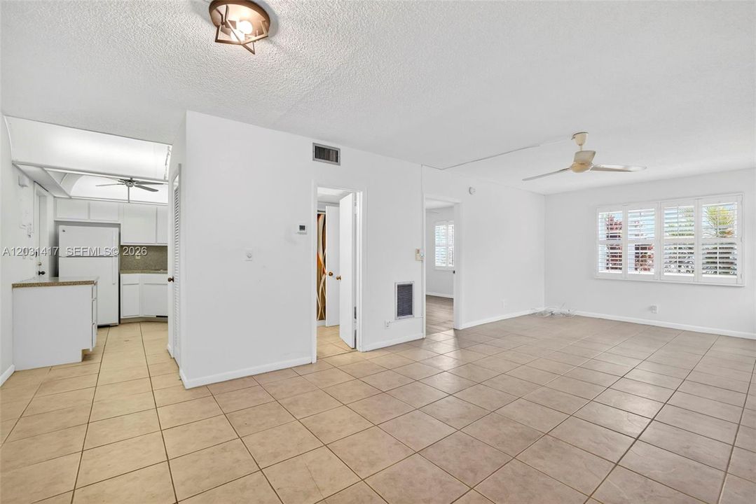 For Sale: $150,000 (1 beds, 1 baths, 709 Square Feet)
