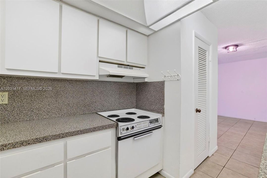 For Sale: $150,000 (1 beds, 1 baths, 709 Square Feet)