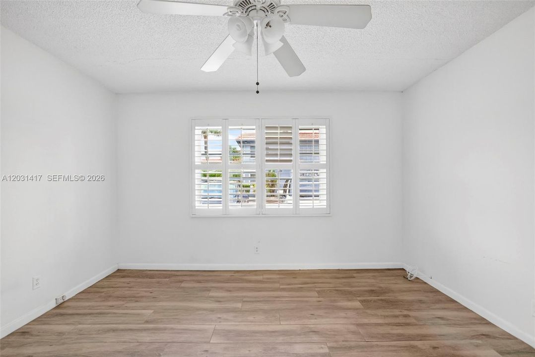 For Sale: $150,000 (1 beds, 1 baths, 709 Square Feet)