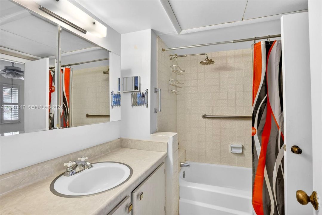For Sale: $150,000 (1 beds, 1 baths, 709 Square Feet)