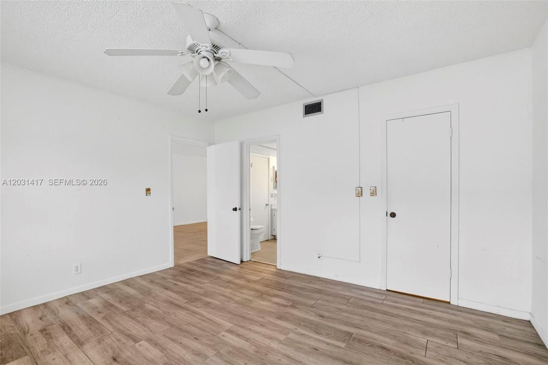 For Sale: $150,000 (1 beds, 1 baths, 709 Square Feet)