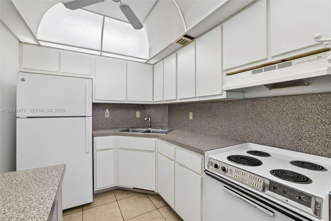 For Sale: $150,000 (1 beds, 1 baths, 709 Square Feet)