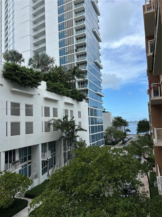 For Sale: $355,000 (1 beds, 1 baths, 707 Square Feet)