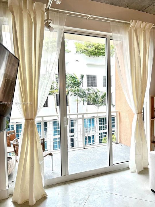 For Sale: $355,000 (1 beds, 1 baths, 707 Square Feet)
