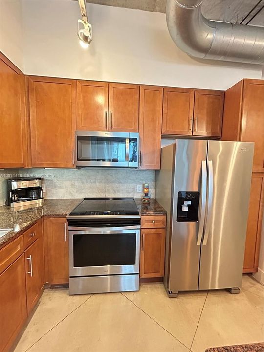 For Sale: $355,000 (1 beds, 1 baths, 707 Square Feet)