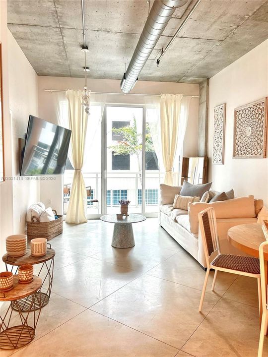 For Sale: $355,000 (1 beds, 1 baths, 707 Square Feet)